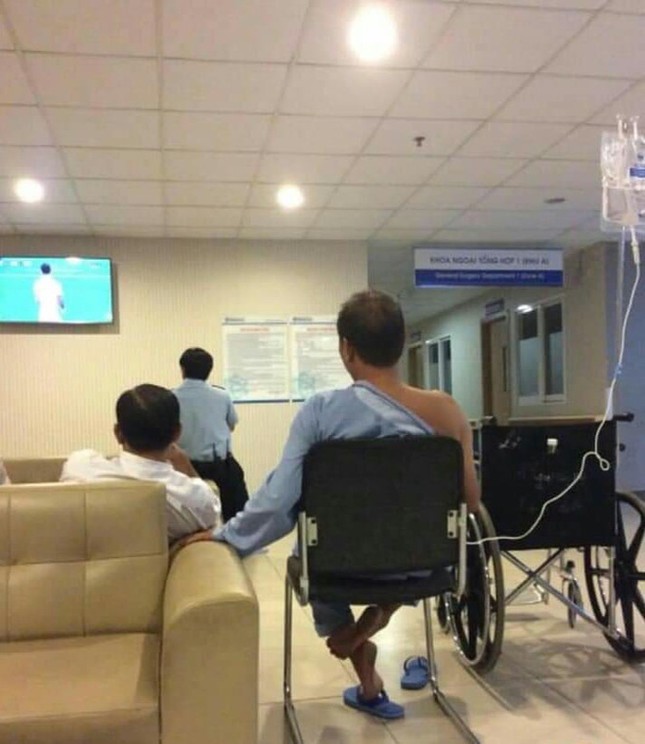Bệnh nhân ngồi truyền nước xem bóng đá và hành động bất ngờ sau thất bại của ĐT Việt Nam ảnh 1