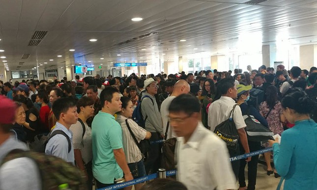 Sân bay Tân Sơn Nhất khuyến cáo hành khách đến trước 2h, không nên đeo khẩu trang ảnh 2