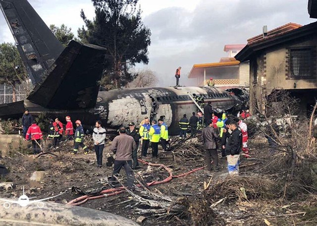 Máy bay Boeing 707 rơi ở Iran ảnh 2