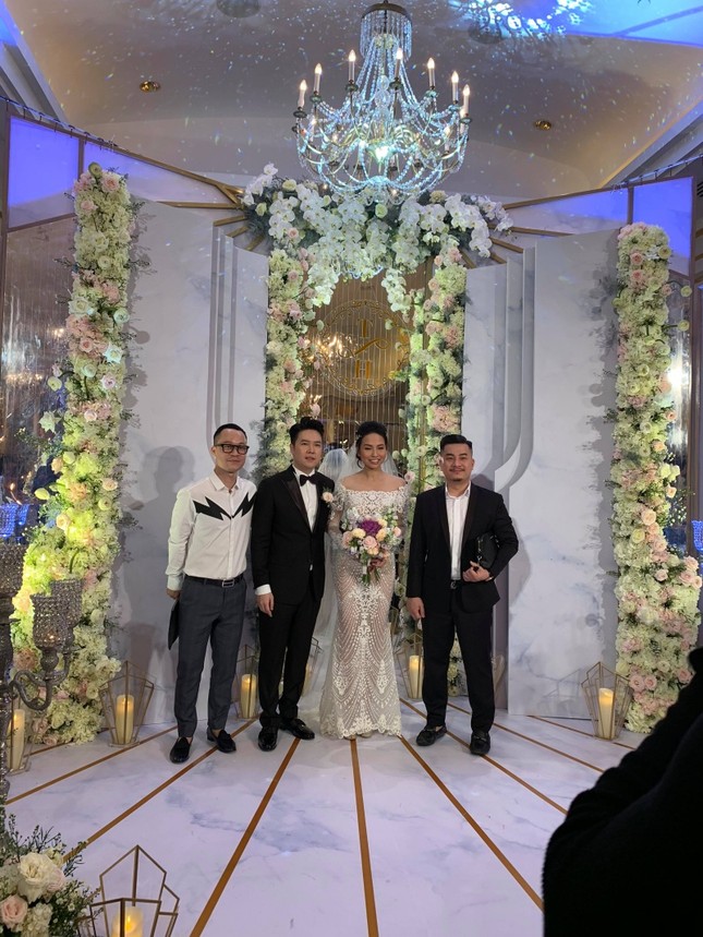 Tổ chức cùng lúc, tiệc cưới của Lê Hiếu và Võ Hạ Trâm đều hoành tráng và ngập tràn sắc hoa ảnh 2