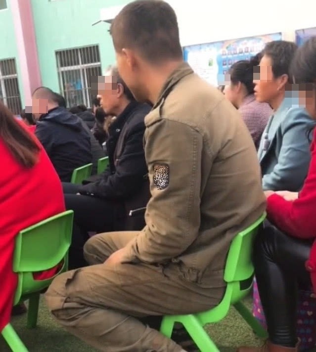 Nghẹn ngào hình ảnh người cha mang giày rách đi họp phụ huynh cho con ảnh 1