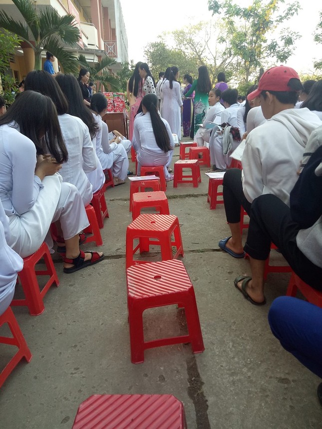 Bức ảnh "tả thực" cuối kì: Có những học sinh ngồi dưới sân chỉ để nhìn bạn bè lên nhận thưởng ảnh 1