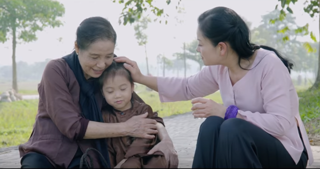 Phim ngắn xúc động về tình mẫu tử được kể bằng giọng ca ngọt ngào của Sao Mai Huyền Trang ảnh 1