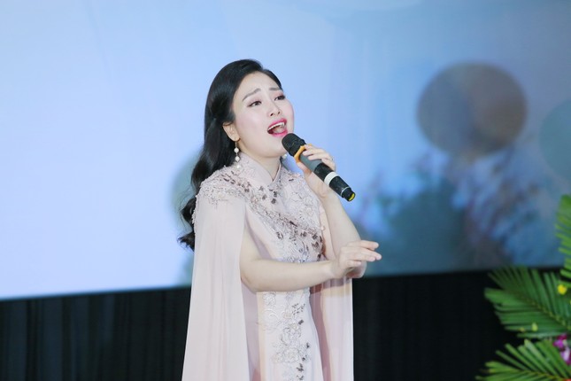 Phim ngắn xúc động về tình mẫu tử được kể bằng giọng ca ngọt ngào của Sao Mai Huyền Trang ảnh 2
