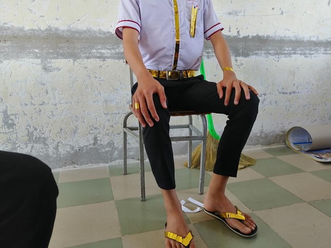 Học theo phong cách thái tử Dubai, nam sinh khiến dân mạng lóa mắt vì bộ phụ kiện "quý tộc" ảnh 2