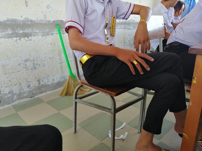 Học theo phong cách thái tử Dubai, nam sinh khiến dân mạng lóa mắt vì bộ phụ kiện "quý tộc" ảnh 3