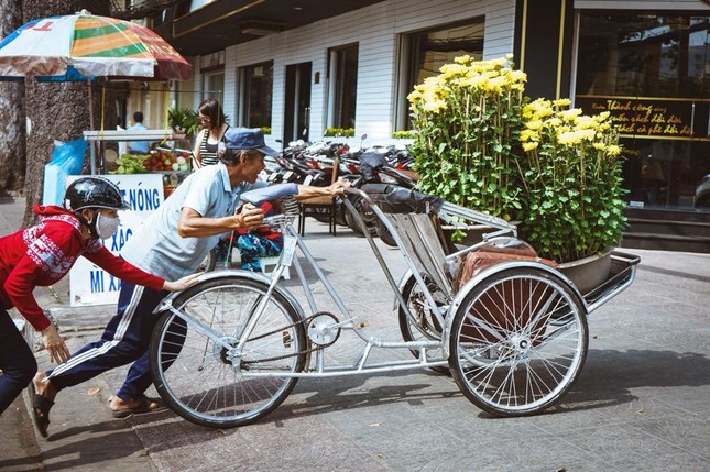 Mùi Tết đã ùa về Sài Gòn rồi đó, bạn đã may áo dài chưa? ảnh 1
