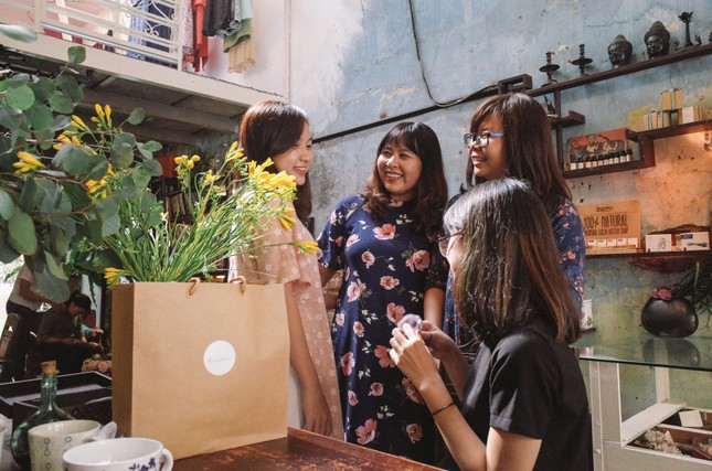 Mùi Tết đã ùa về Sài Gòn rồi đó, bạn đã may áo dài chưa? ảnh 6
