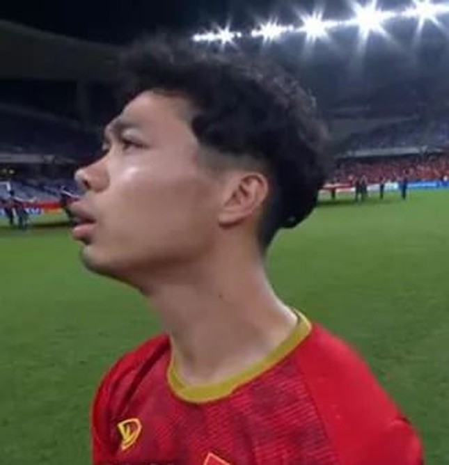 Khoảnh khắc "họa mi" Công Phượng say sưa hát Quốc ca khiến fan phì cười ảnh 2