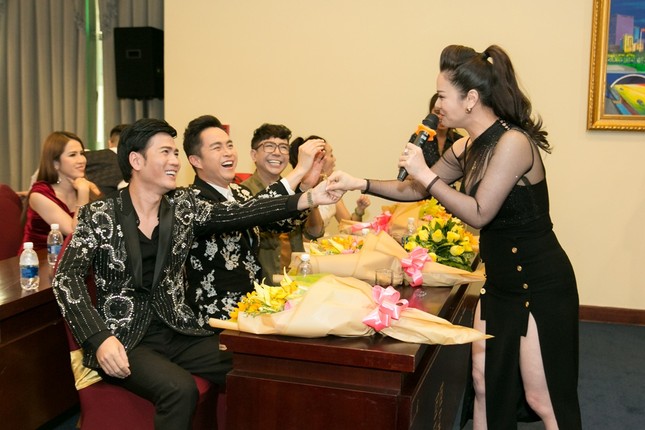 Khánh Đơn cực tình cảm bên vợ hot girl 9x, Nhật Kim Anh khàn tiếng vẫn gắng hát dân ca ảnh 7