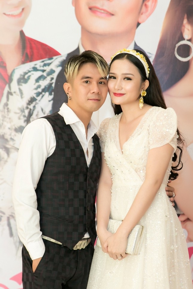 Khánh Đơn cực tình cảm bên vợ hot girl 9x, Nhật Kim Anh khàn tiếng vẫn gắng hát dân ca ảnh 3