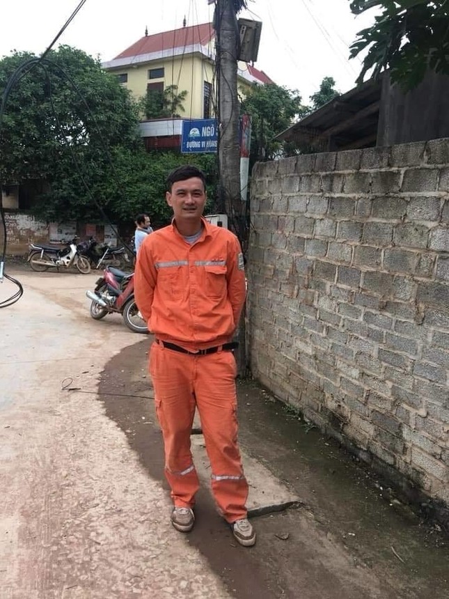 Vẫn còn đang đấu Asian Cup, cộng đồng mạng ngạc nhiên khi thấy Lâm "Tây" làm... thợ điện? ảnh 1