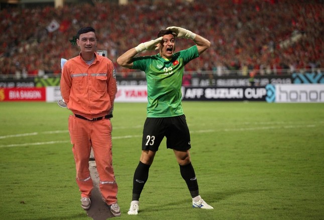 Vẫn còn đang đấu Asian Cup, cộng đồng mạng ngạc nhiên khi thấy Lâm "Tây" làm... thợ điện? ảnh 2