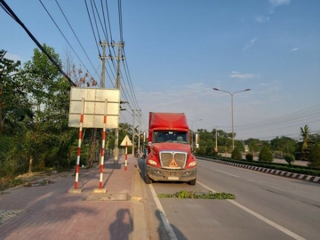 Vụ cả gia đình bị xe container cán khi đi sắm Tết: Tài xế ôm mặt khóc nức nở ảnh 2