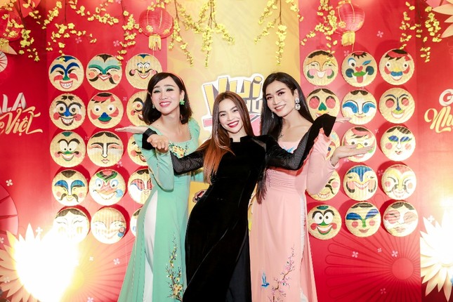 BB Trần, Hải Triều diện áo dài sặc sỡ, hài hước đọ dáng cùng đàn chị Hồ Ngọc Hà ảnh 2