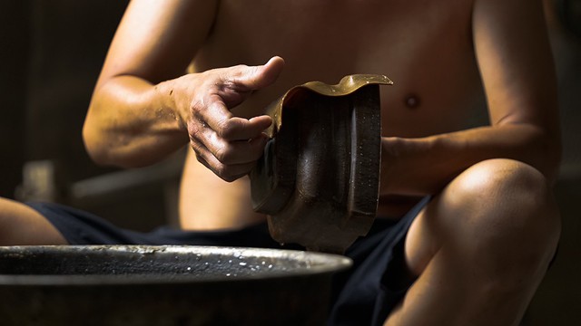 Cận cảnh đúc lư đồng tại làng nghề cuối cùng ở Sài Gòn ảnh 5