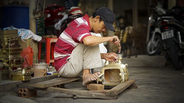 Cận cảnh đúc lư đồng tại làng nghề cuối cùng ở Sài Gòn ảnh 13