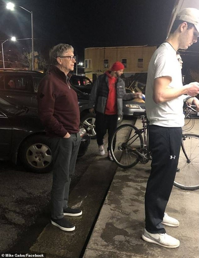 Ảnh tỷ phú Bill Gates xếp hàng mua đồ ăn nhanh giá rẻ gây "sốt" ảnh 1