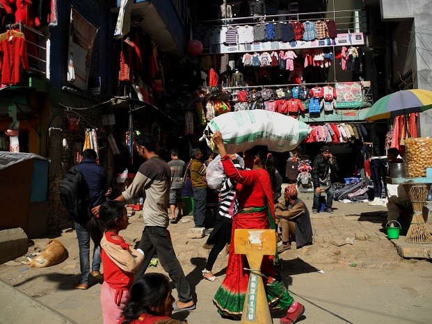 Ngày Đông giá rét ở Nepal không thể thiếu một ly trà sữa nóng và món trứng gà luộc ảnh 1