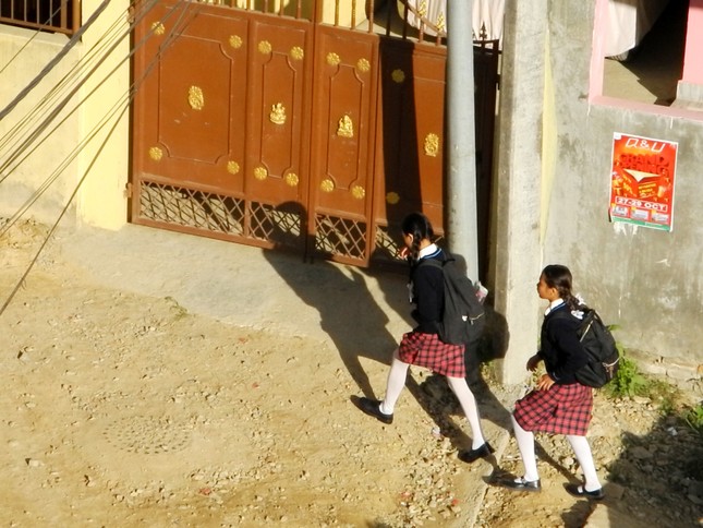 Ngày Đông giá rét ở Nepal không thể thiếu một ly trà sữa nóng và món trứng gà luộc ảnh 2