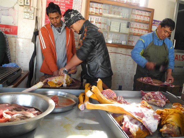 Ngày Đông giá rét ở Nepal không thể thiếu một ly trà sữa nóng và món trứng gà luộc ảnh 8