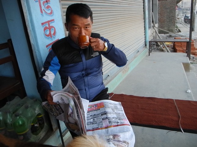 Ngày Đông giá rét ở Nepal không thể thiếu một ly trà sữa nóng và món trứng gà luộc ảnh 5