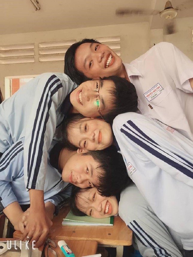 Thêm một cách chụp ảnh nhóm cực chất cho giới trẻ: Đầu chồng lên đầu, miệng cười thật tươi ảnh 1