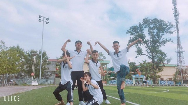 Thêm một cách chụp ảnh nhóm cực chất cho giới trẻ: Đầu chồng lên đầu, miệng cười thật tươi ảnh 6