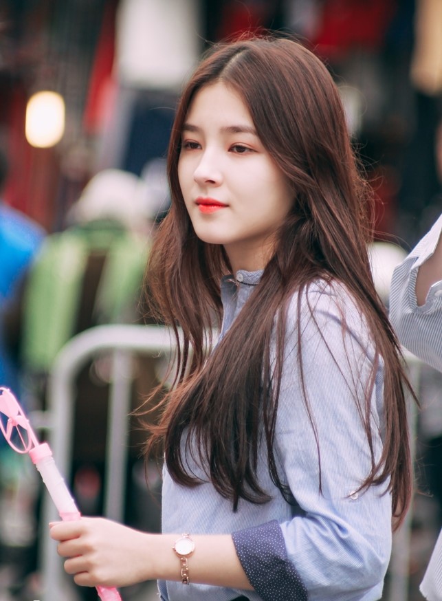 Tham gia "Thử thách 10 năm", nữ sinh bỗng gây sốt vì quá giống Nancy (MOMOLAND) ảnh 2