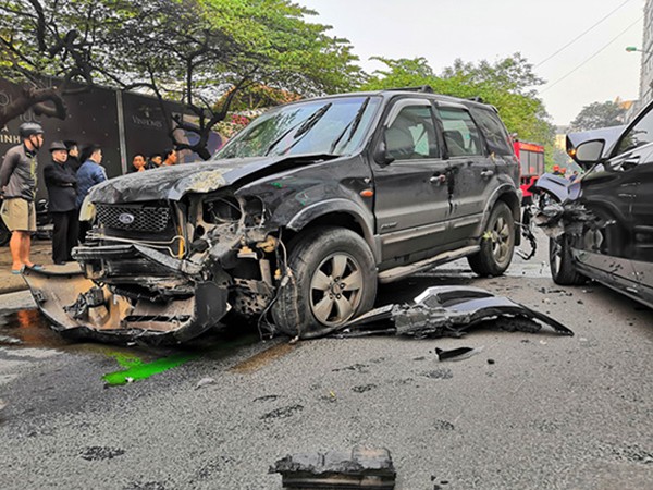 Hà Nội: Ô tô 7 chỗ tông liên hoàn trên phố, một người tử vong ảnh 5