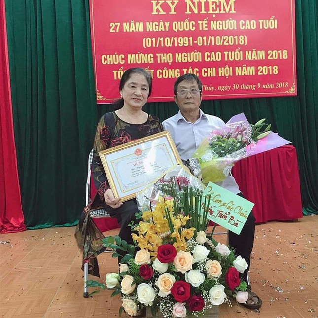Cháu trai chụp hình bà 80 tuổi mải mê chơi điện tử và câu chuyện cảm động phía sau ảnh 3