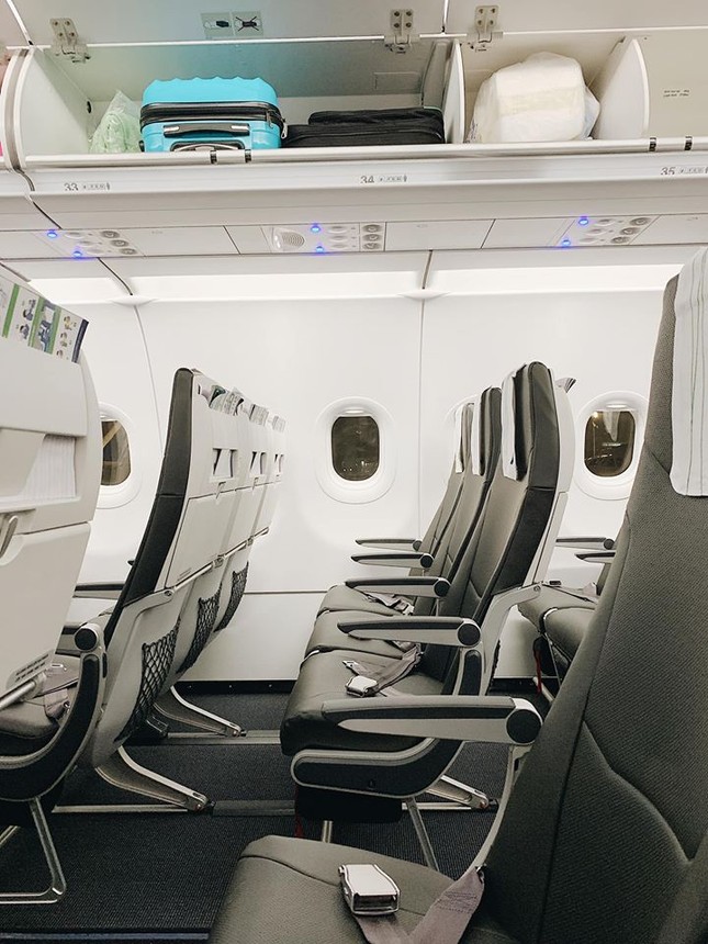 Bên trong tàu bay của Bamboo Airways: Có cổng sạc điện thoại, phục vụ đồ ăn và nước ngọt ảnh 2