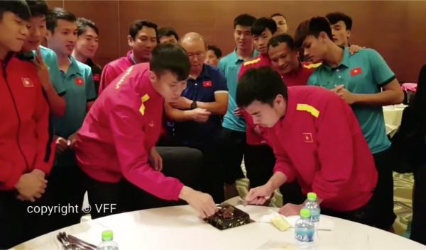 Sướng như Đức Huy, sinh nhật nhận toàn quà "độc" từ đồng đội ảnh 2