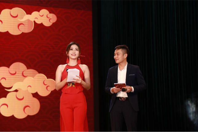 Hà Nội: Sinh viên ĐH Kinh tế Quốc dân quẩy tưng bừng Dạ hội chào năm mới 2019 ảnh 3