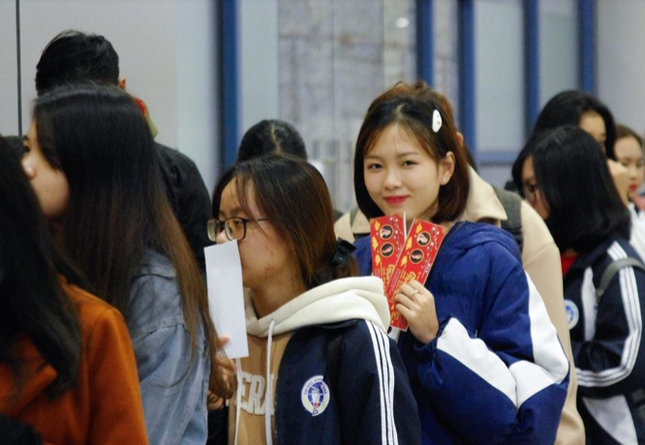 Hà Nội: Sinh viên ĐH Kinh tế Quốc dân quẩy tưng bừng Dạ hội chào năm mới 2019 ảnh 1