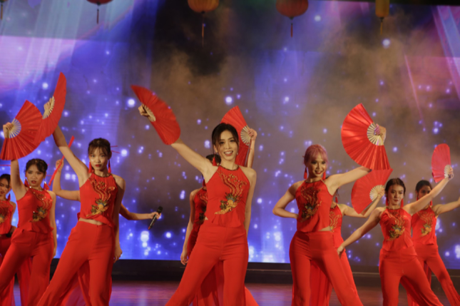 Hà Nội: Sinh viên ĐH Kinh tế Quốc dân quẩy tưng bừng Dạ hội chào năm mới 2019 ảnh 2