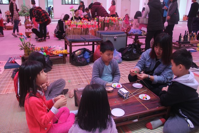 Tưng bừng rộn ràng "Chợ xuân cho em" cùng tween trường Vietschool (Hà Nội) ảnh 12