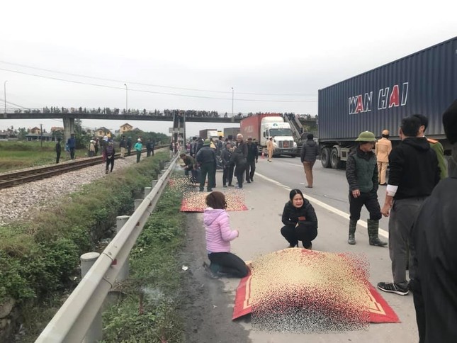 Nhân chứng thoát chết run rẩy kể lại giây phút xe tải tông vào đoàn người đi viếng nghĩa trang ảnh 2