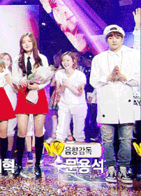 Hài hước khoảnh khắc idol nam "né" idol nữ như tránh tà ảnh 4