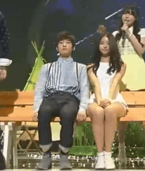 Hài hước khoảnh khắc idol nam "né" idol nữ như tránh tà ảnh 6
