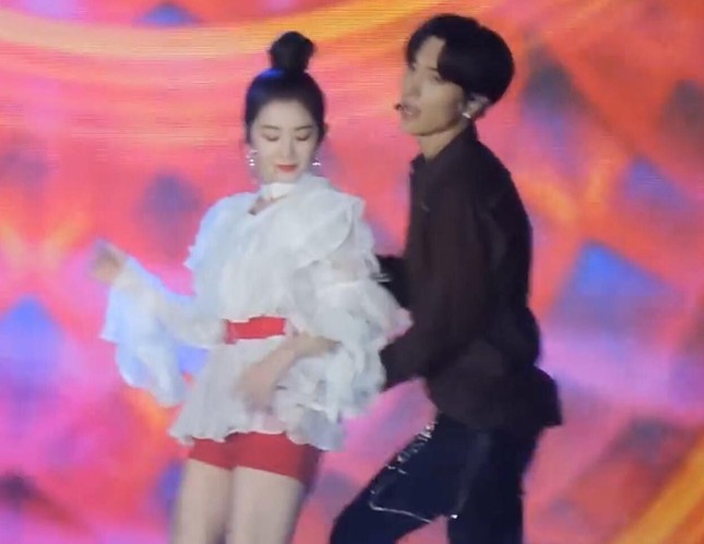 Leeteuk (Super Junior) gây tranh cãi khi ôm eo Irene (Red Velvet) nhảy "Lo Siento" ảnh 1