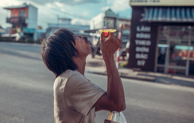 Nghèo khó không phải là mất tất cả, hãy mỉm cười lạc quan như người đàn ông lang thang này ảnh 3