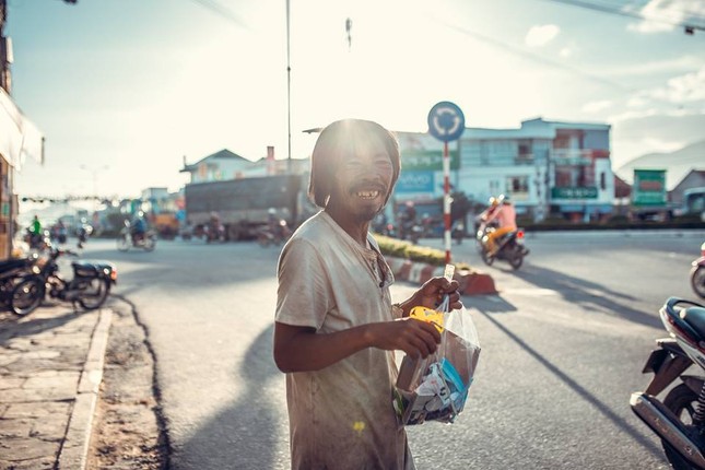 Nghèo khó không phải là mất tất cả, hãy mỉm cười lạc quan như người đàn ông lang thang này ảnh 6