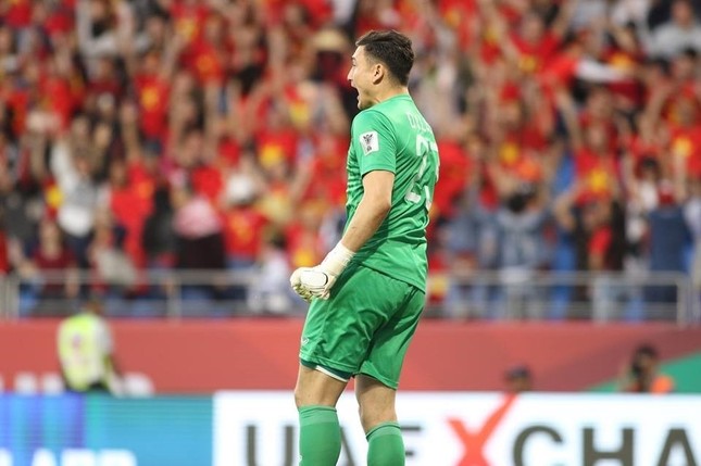 Top 10 thủ môn hay nhất Asian Cup 2019: Bất ngờ với thứ hạng của Văn Lâm ảnh 1