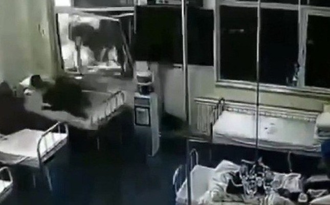 Bệnh nhân đang nằm trong viện thì bị xe ô tô... lao thẳng vào giường bệnh ảnh 1