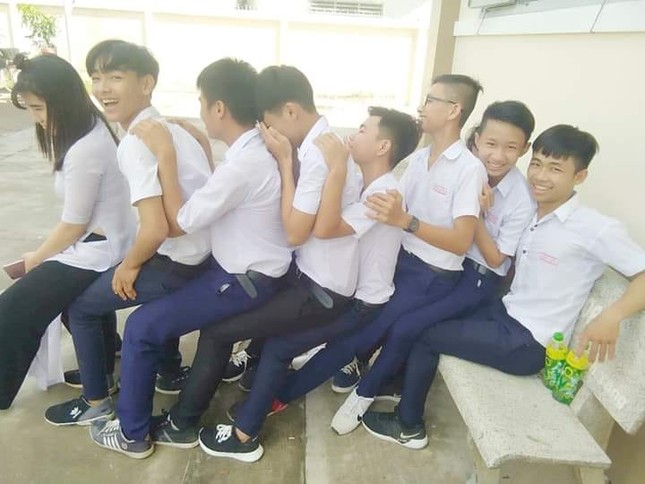 Lớp người ta đang “xếp người” chụp hình vui hết nấc, lớp các cậu đã thử chưa? ảnh 4