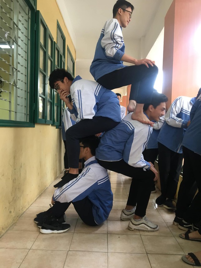Lớp người ta đang “xếp người” chụp hình vui hết nấc, lớp các cậu đã thử chưa? ảnh 1