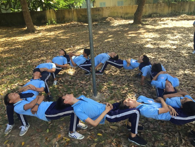 Lớp người ta đang “xếp người” chụp hình vui hết nấc, lớp các cậu đã thử chưa? ảnh 5