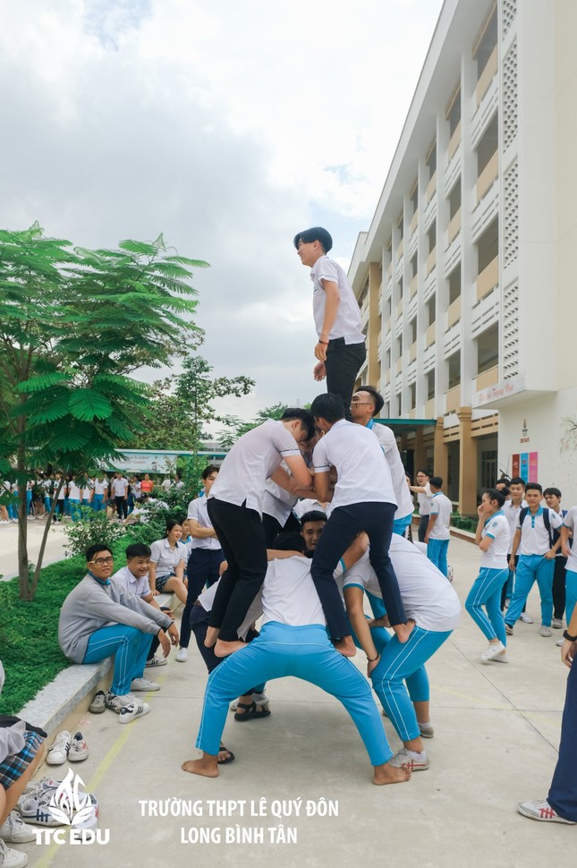 Lớp người ta đang “xếp người” chụp hình vui hết nấc, lớp các cậu đã thử chưa? ảnh 3