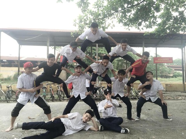 Lớp người ta đang “xếp người” chụp hình vui hết nấc, lớp các cậu đã thử chưa? ảnh 2